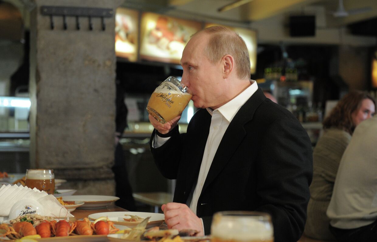 Председатель правительства РФ Владимир Путин во время посещения пивного бара Жигули
