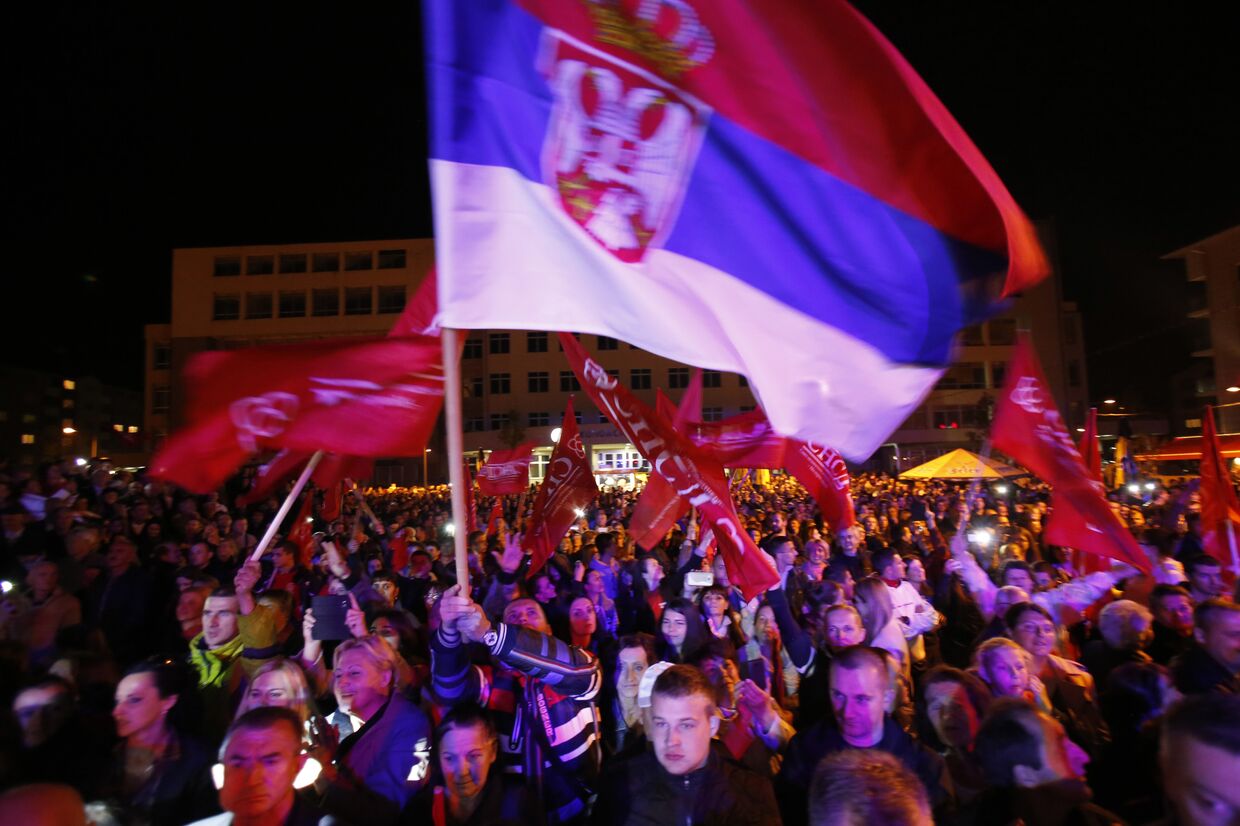 Сторонники президента Республики Сербской Боснии и Герцеговины Милорада Додика во время митинга после объявления итогов референдума
