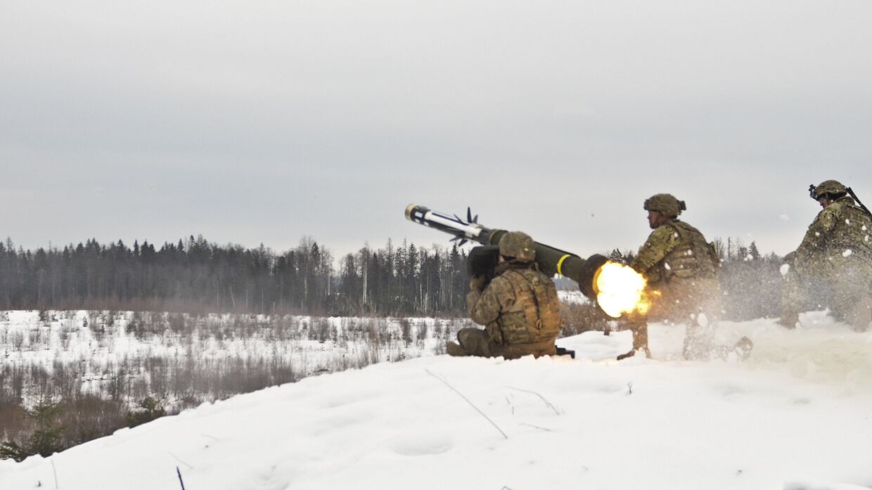 Американские военные производят выстрел из противотанкового ракетного комплекса (ПТРК) Javelin во время учений в Эстонии