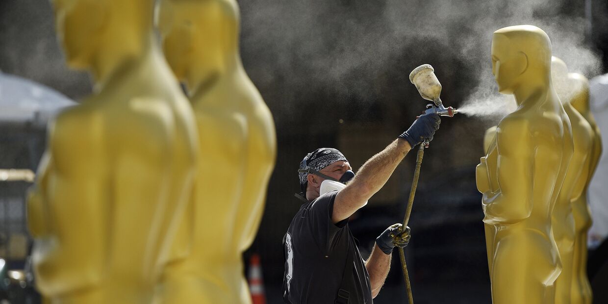 Подготовка статуй для премии Оскар в Лос-Анджелесе
