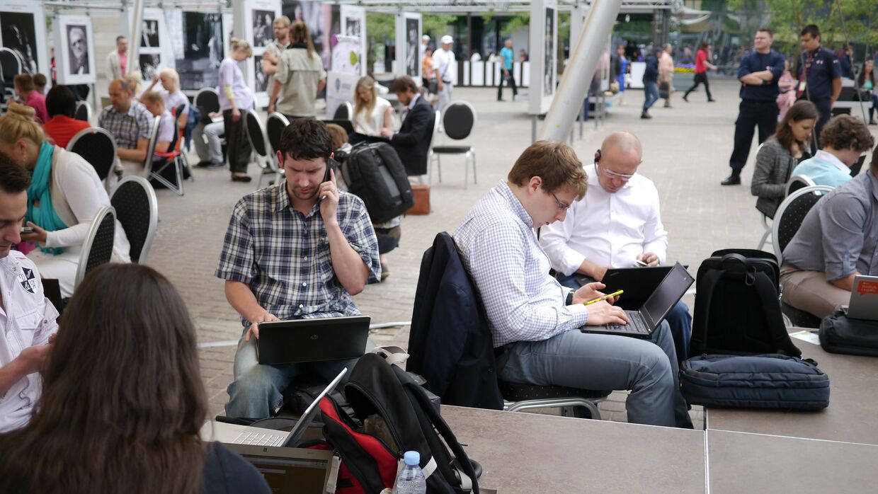 Люди с ноутбуками и смартфонами