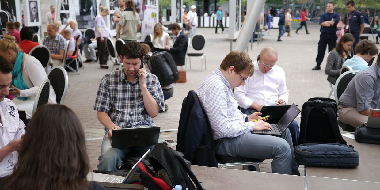 Люди с ноутбуками и смартфонами