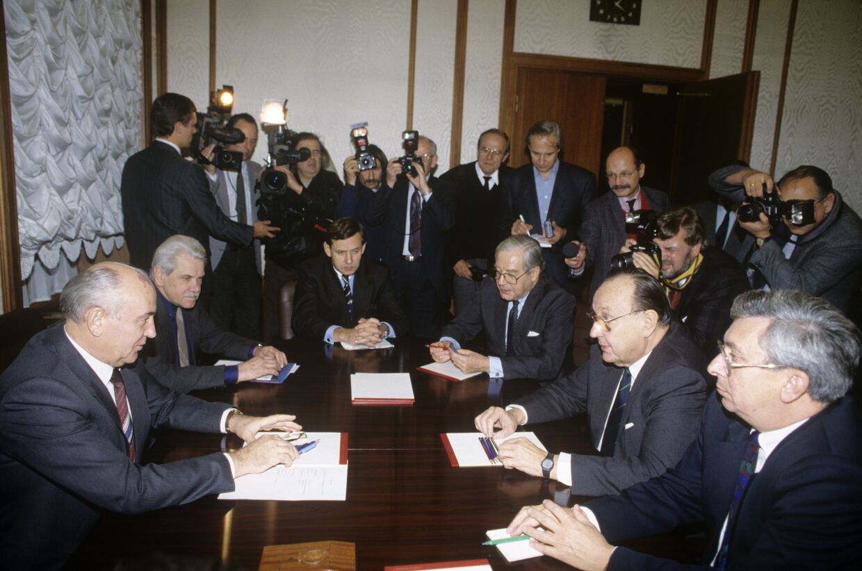 Президент СССР Михаил Горбачев и министр иностранных дел ФРГ Ганс-Дитрих Геншер