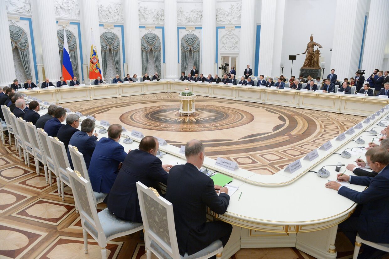 Президент РФ Владимир Путин проводит встречу в Кремле с представителями российских деловых кругов и объединений. 21 декабря 2017