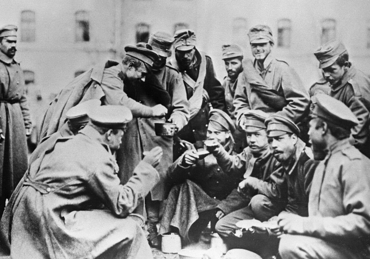 Русские солдаты наливают суп австрийцу на русско-германском фронте