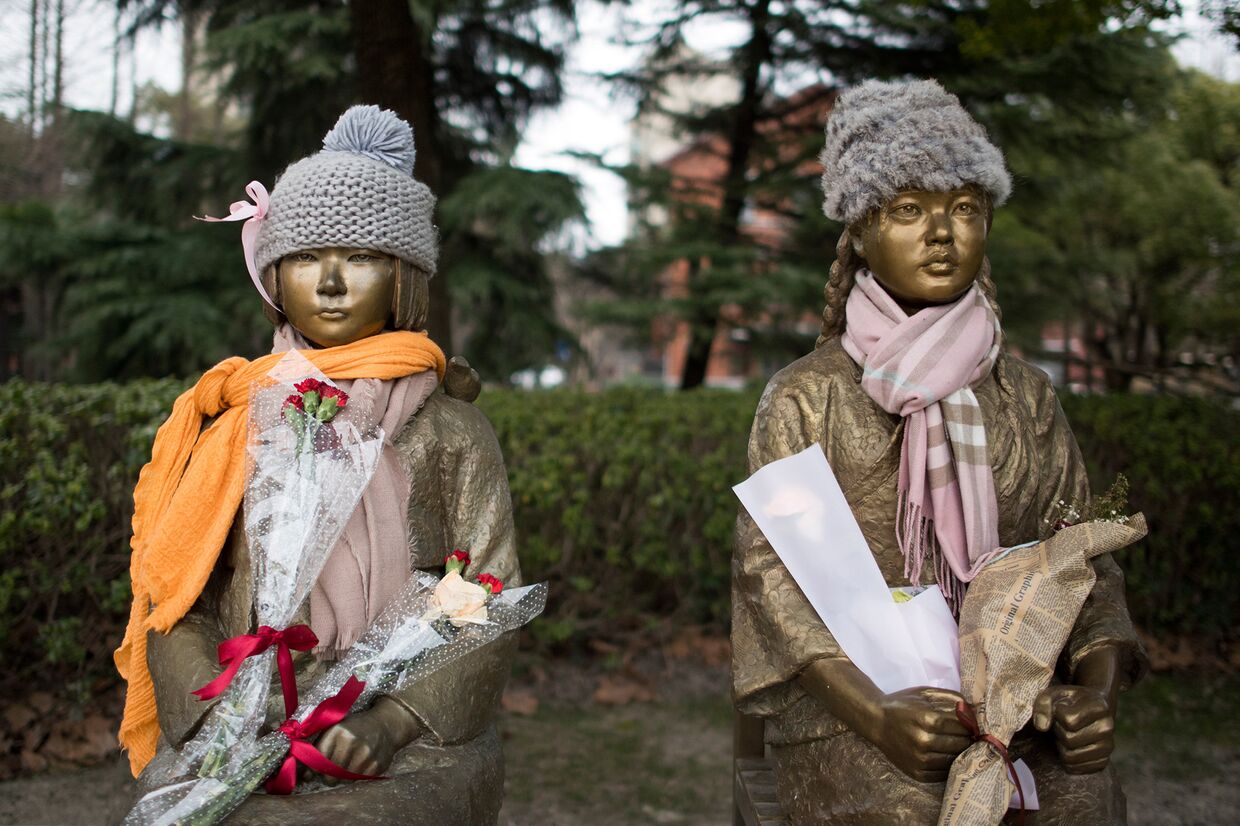 Статуи «девушек для утешения» в парке в Шанхае