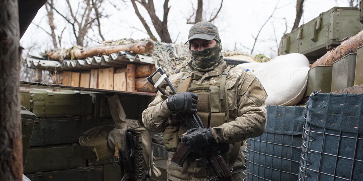 Украинский военнослужащий у границы с оккупированными территориями