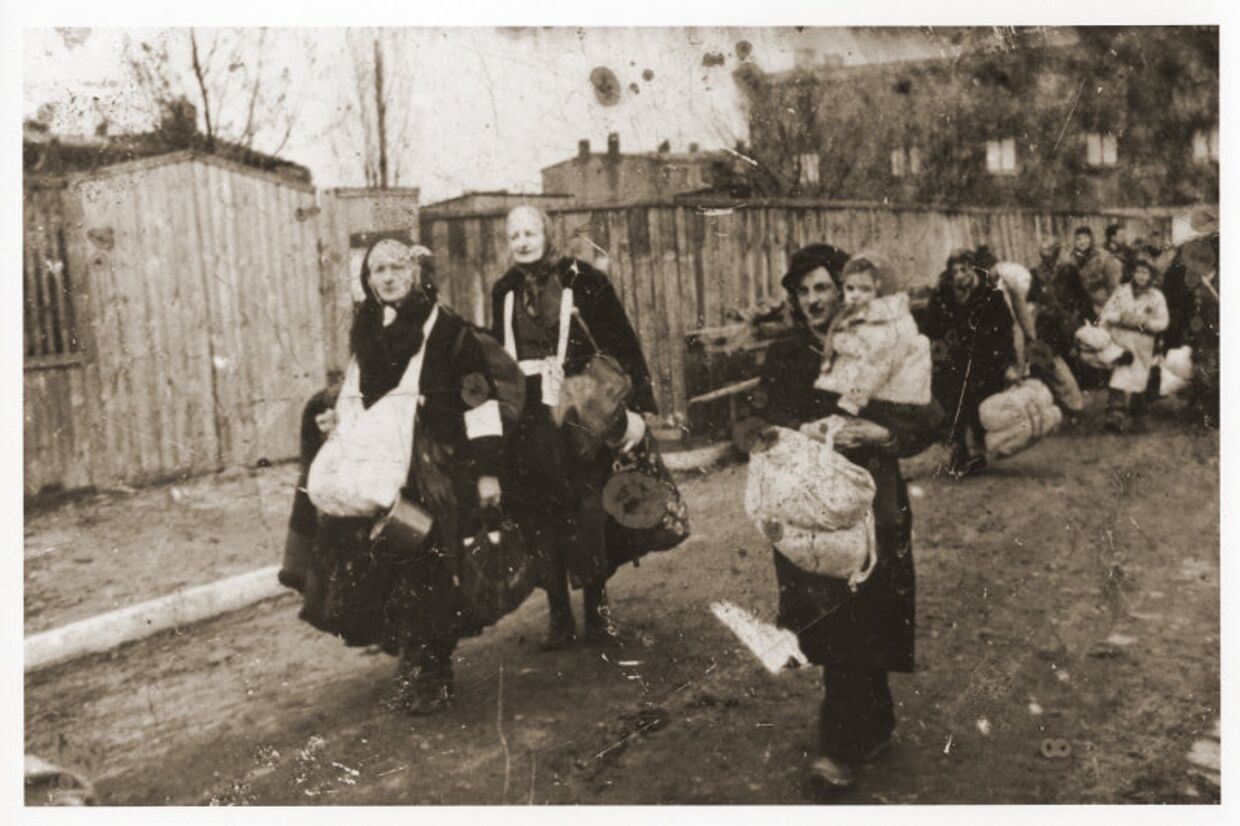 Люди в Лодзинском гетто в Польше перед депортацией в концентрационный лагерь Хелмно. 1942