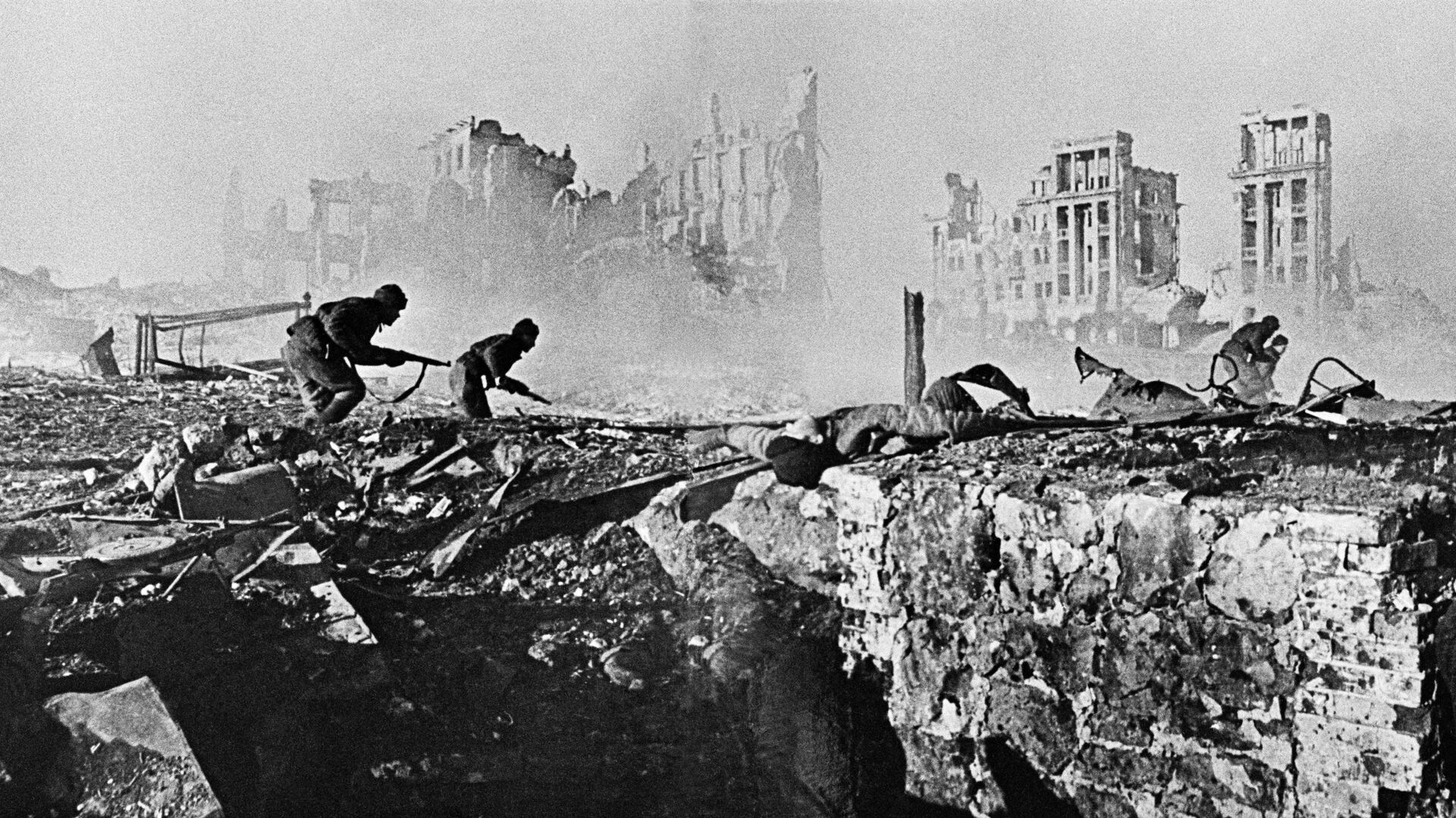 Советские солдаты штурмуют дом в Сталинграде. 1943 год - ИноСМИ, 1920, 05.02.2023