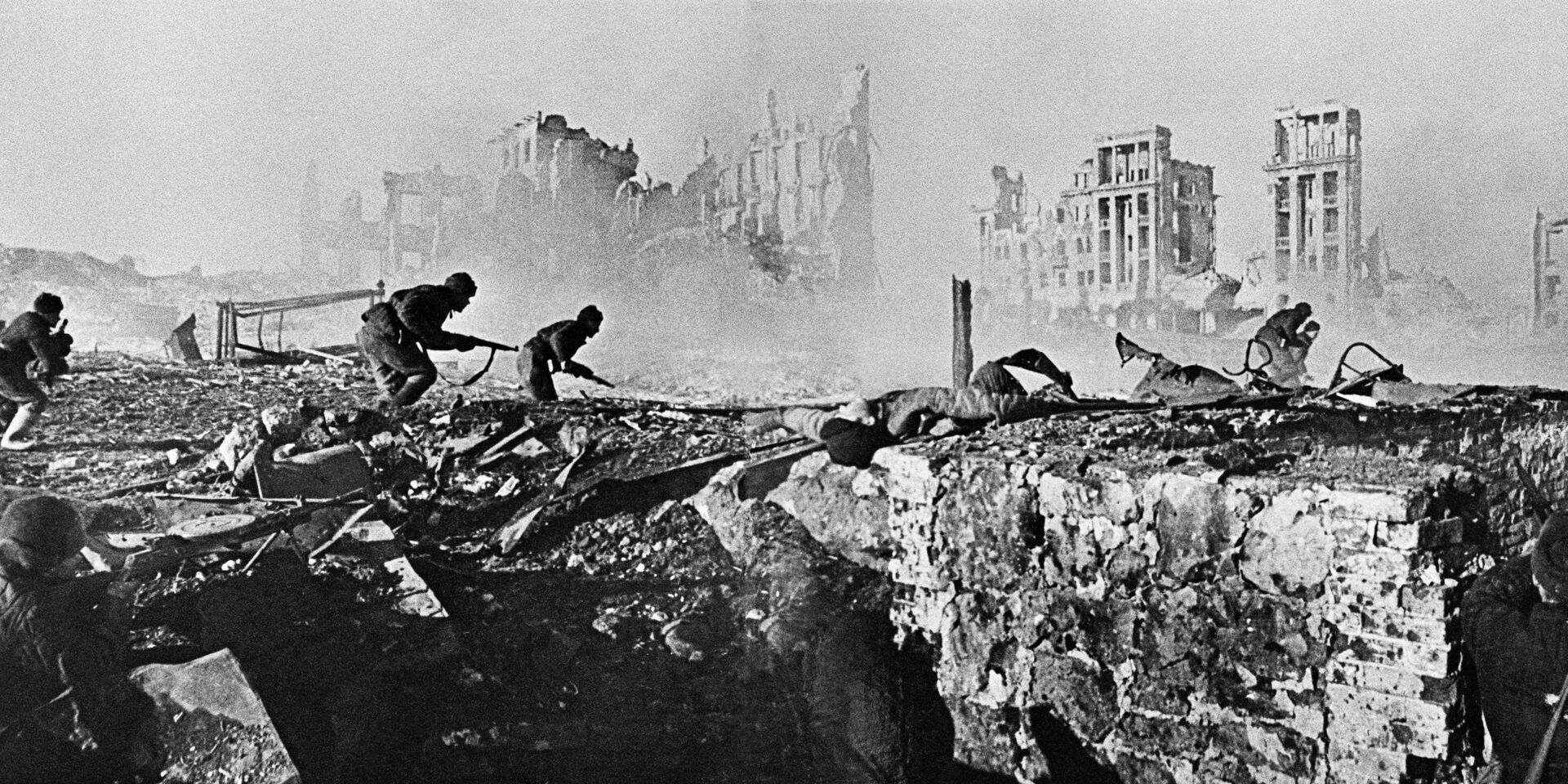 Советские солдаты штурмуют дом в Сталинграде. 1943 год - ИноСМИ, 1920, 18.03.2022
