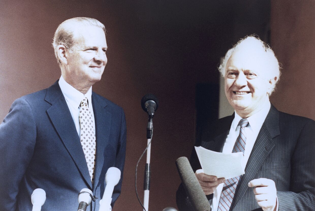 Госсекретарь США Джеймс Бейкер (слева) и министр иностранных дел СССР Эдуард Шеварднадзе