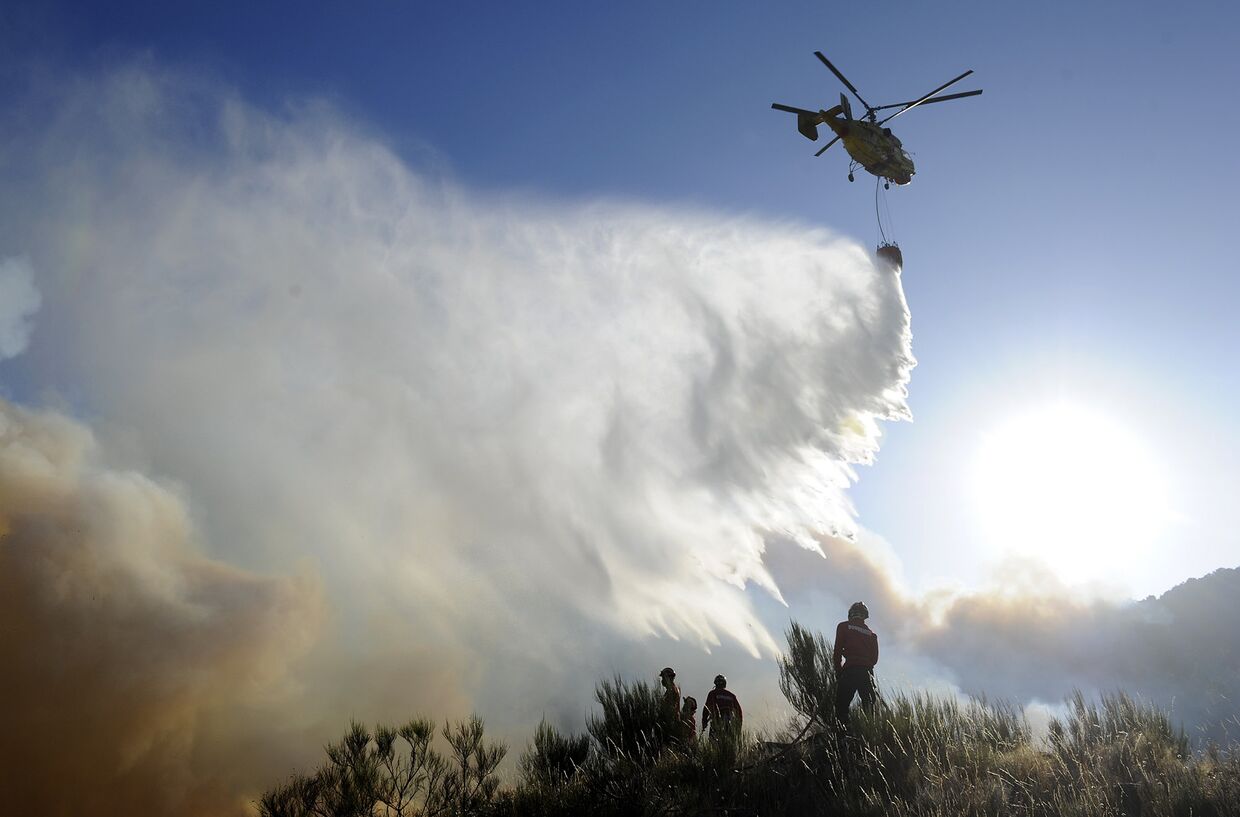 Вертолет КА-32А во время тушения лесных пожаров в Португалии