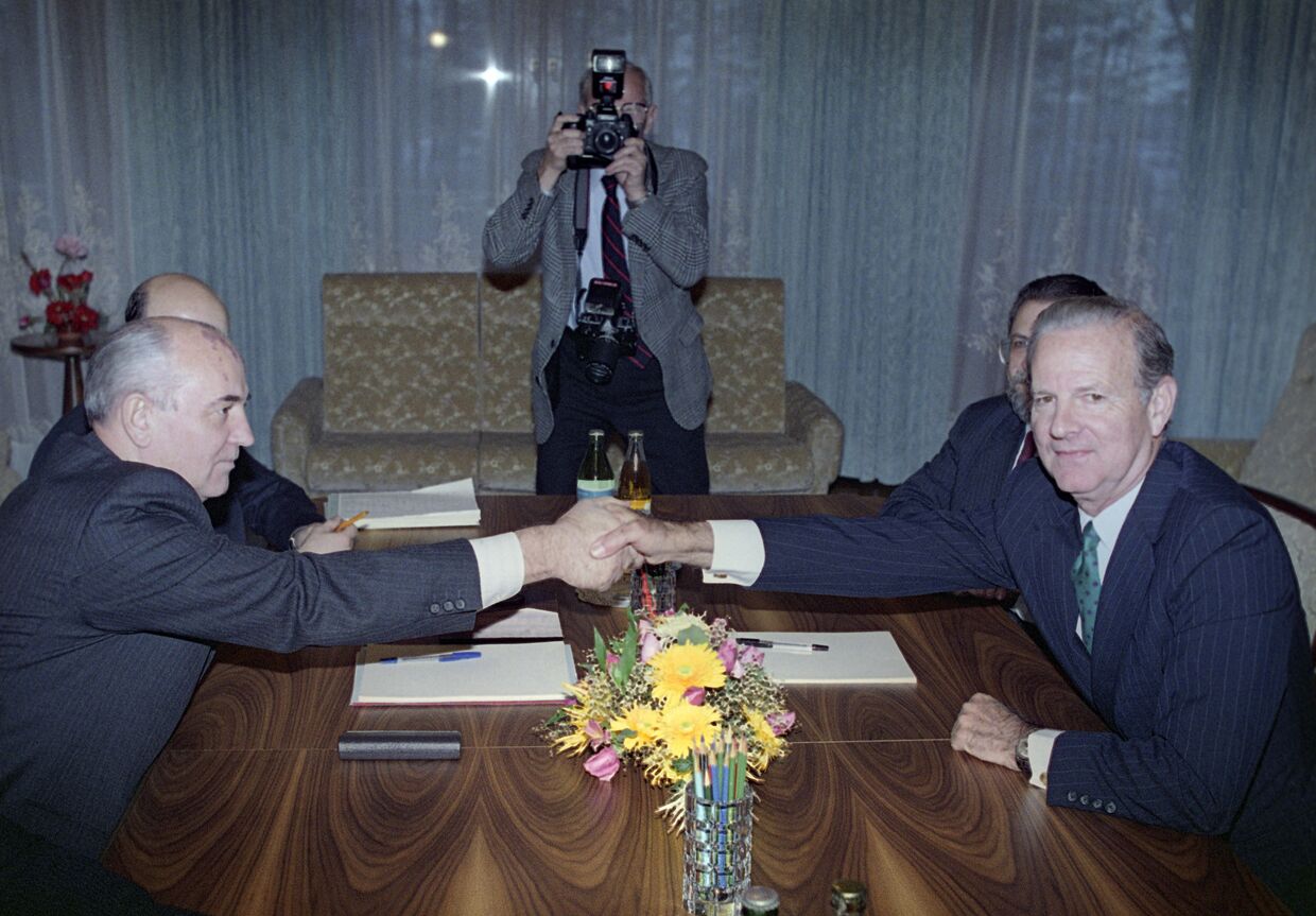 Президент СССР Михаил Горбачев и Госсекретарь США Джеймс Бейкер