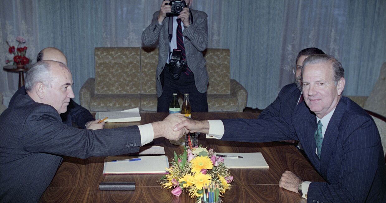 Президент СССР Михаил Горбачев и Госсекретарь США Джеймс Бейкер
