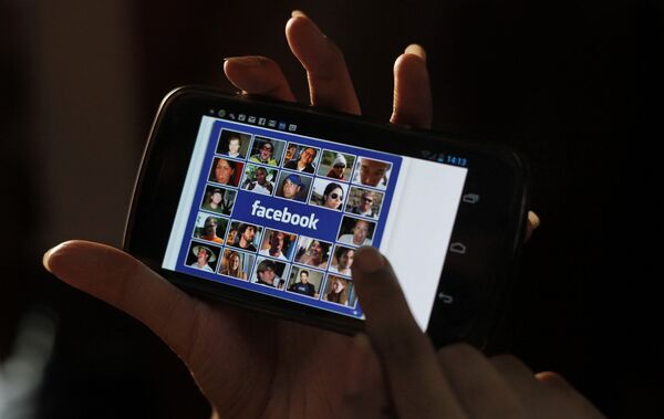 Facebook на экране мобильного телефона Facebook на экране мобильного телефона