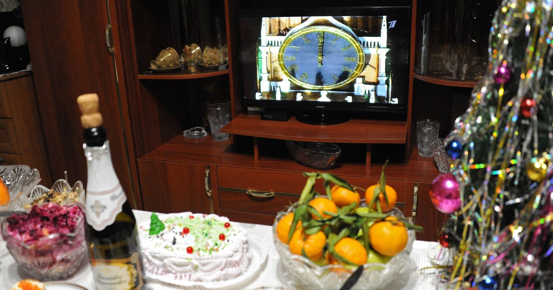 Праздничный стол во время встречи Нового года - ИноСМИ, 1920, 23.01.2021