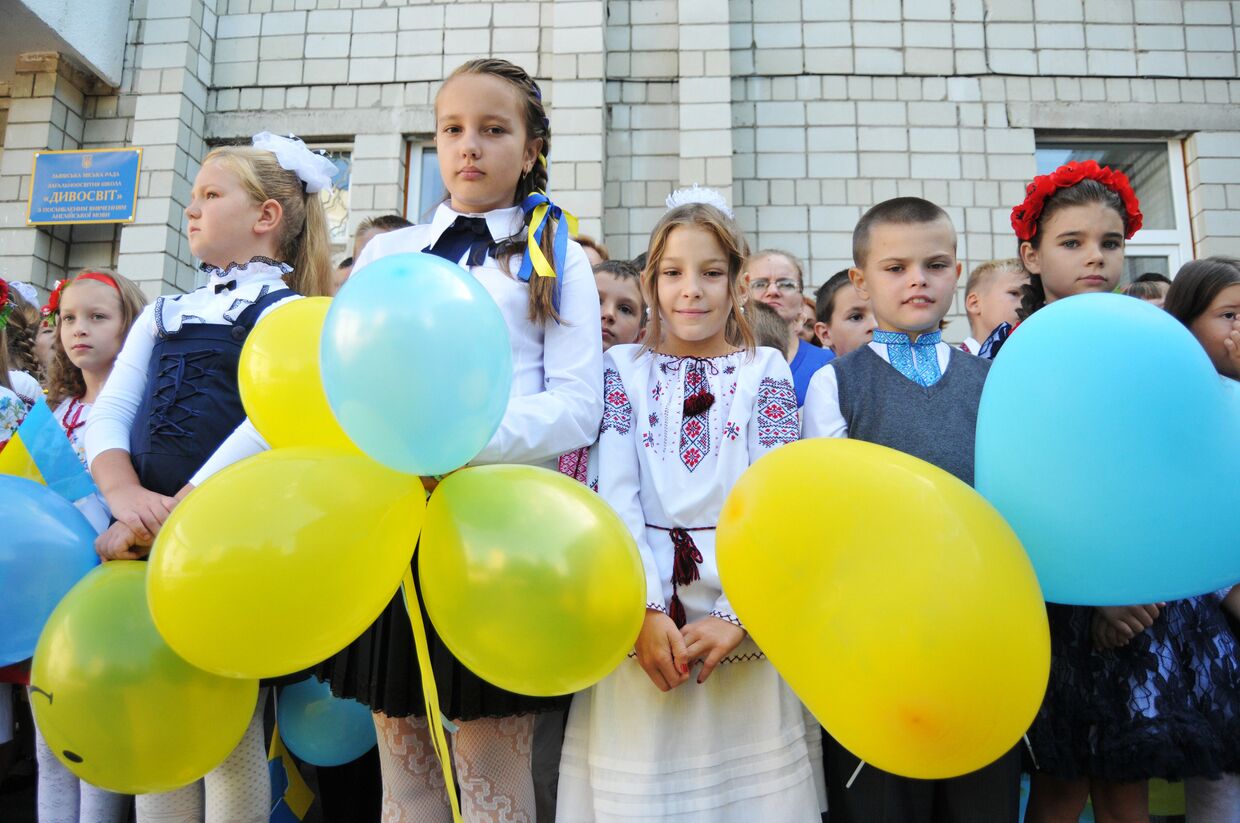 Украинские ученики на торжественной линейке, посвященной Дню знаний