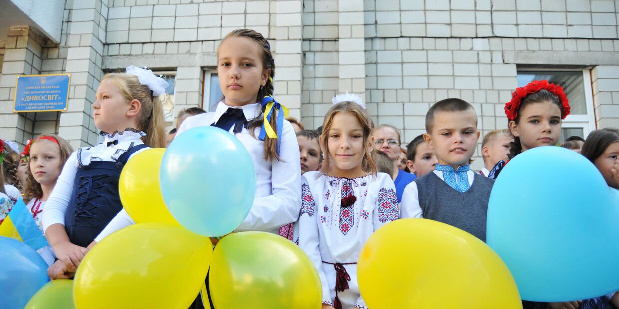 Ученики на торжественной линейке, посвященной Дню знаний, во Львове