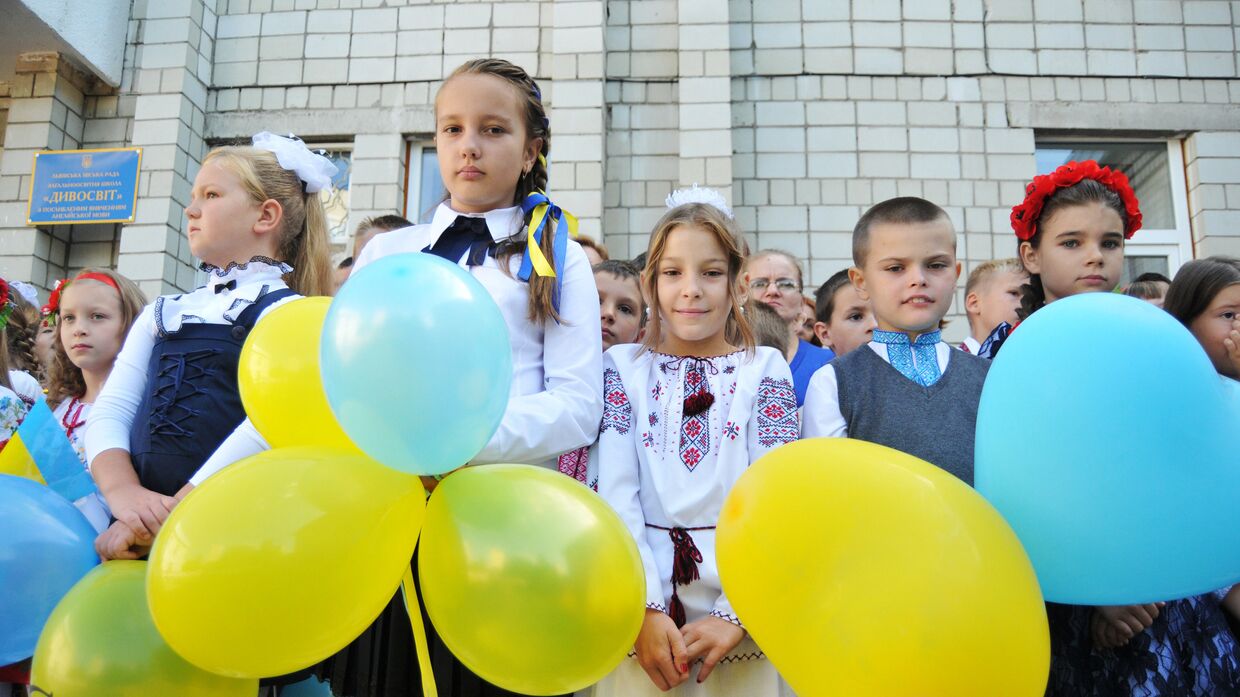 Ученики на торжественной линейке, посвященной Дню знаний, во Львове