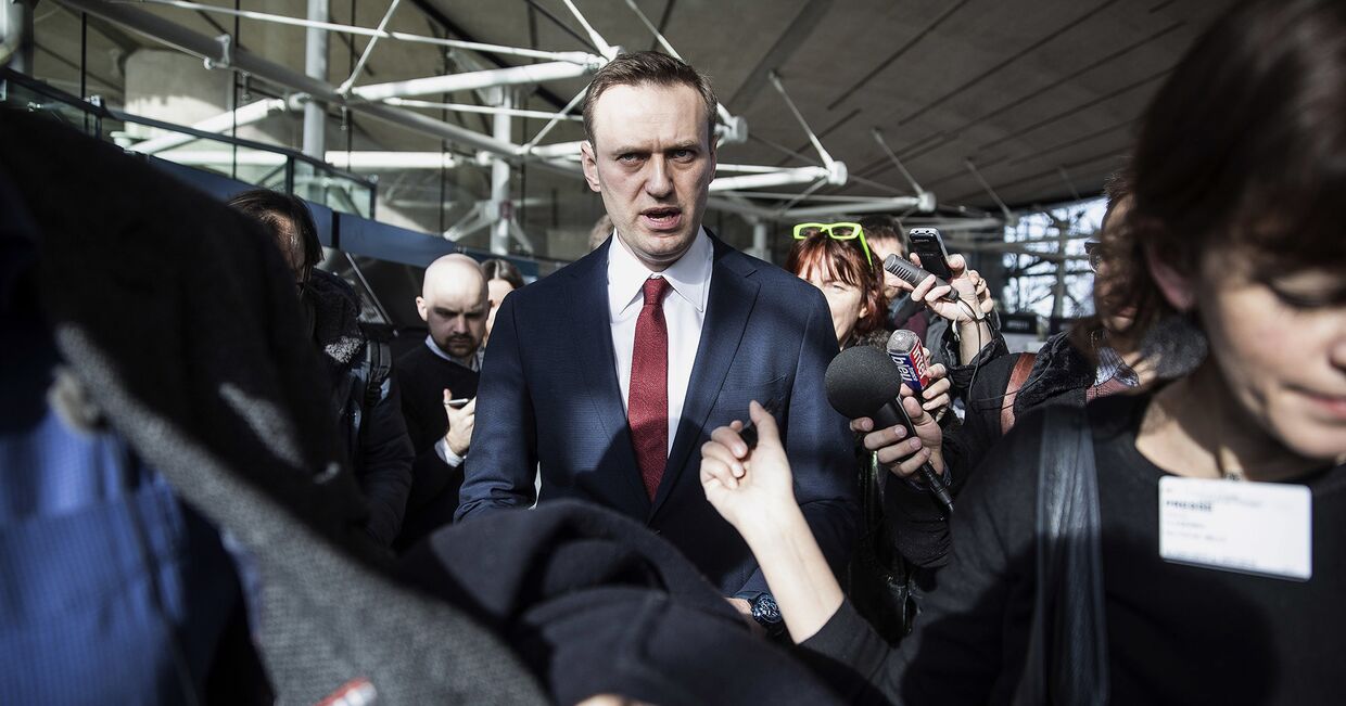 ппозиционер Алексей Навальный покидает европейский суд по правам человека в Страсбурге