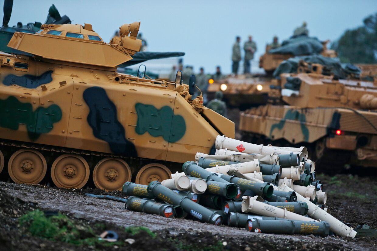 Подготовка турецких военных к боевым действиям в провинции Хатай недалеко от границы с Сирией