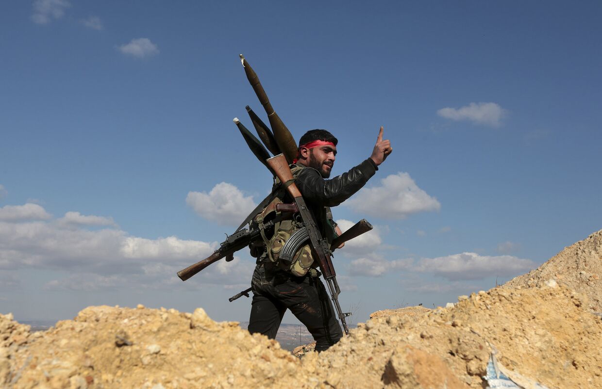 Про-турецкий боевик на холме Бурсая к северо-востоку от Африн, Сирия