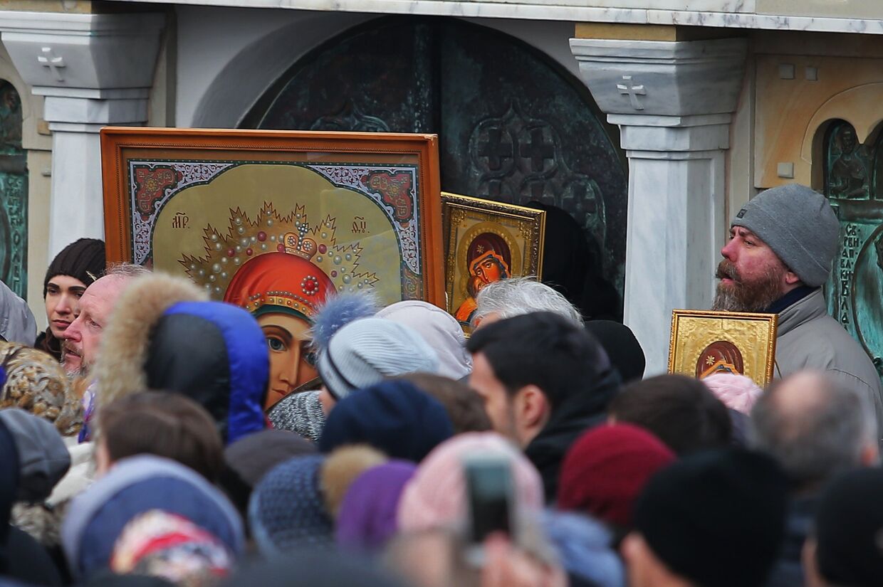 Верующие во время молебна в защиту Владимиро-Ольгиевского храма Десятинного монастыря в Киеве. 3 февраля 2018