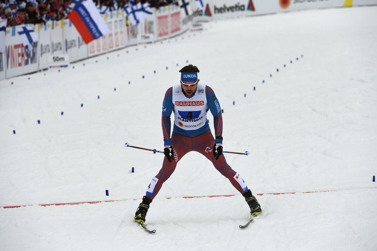 Сергей Устюгов на финише в эстафетной гонке свободным стилем на чемпионате мира в Лахти