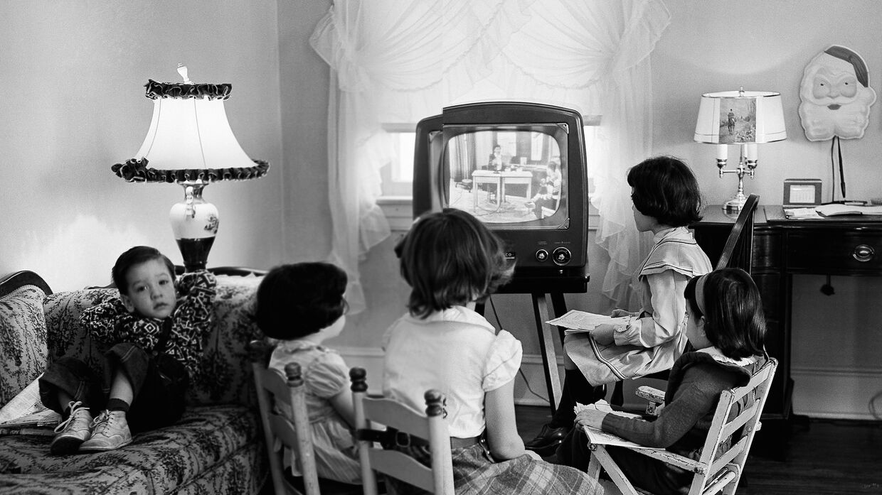 Дети смотрят телевизор в Балтиморе, 1953 год