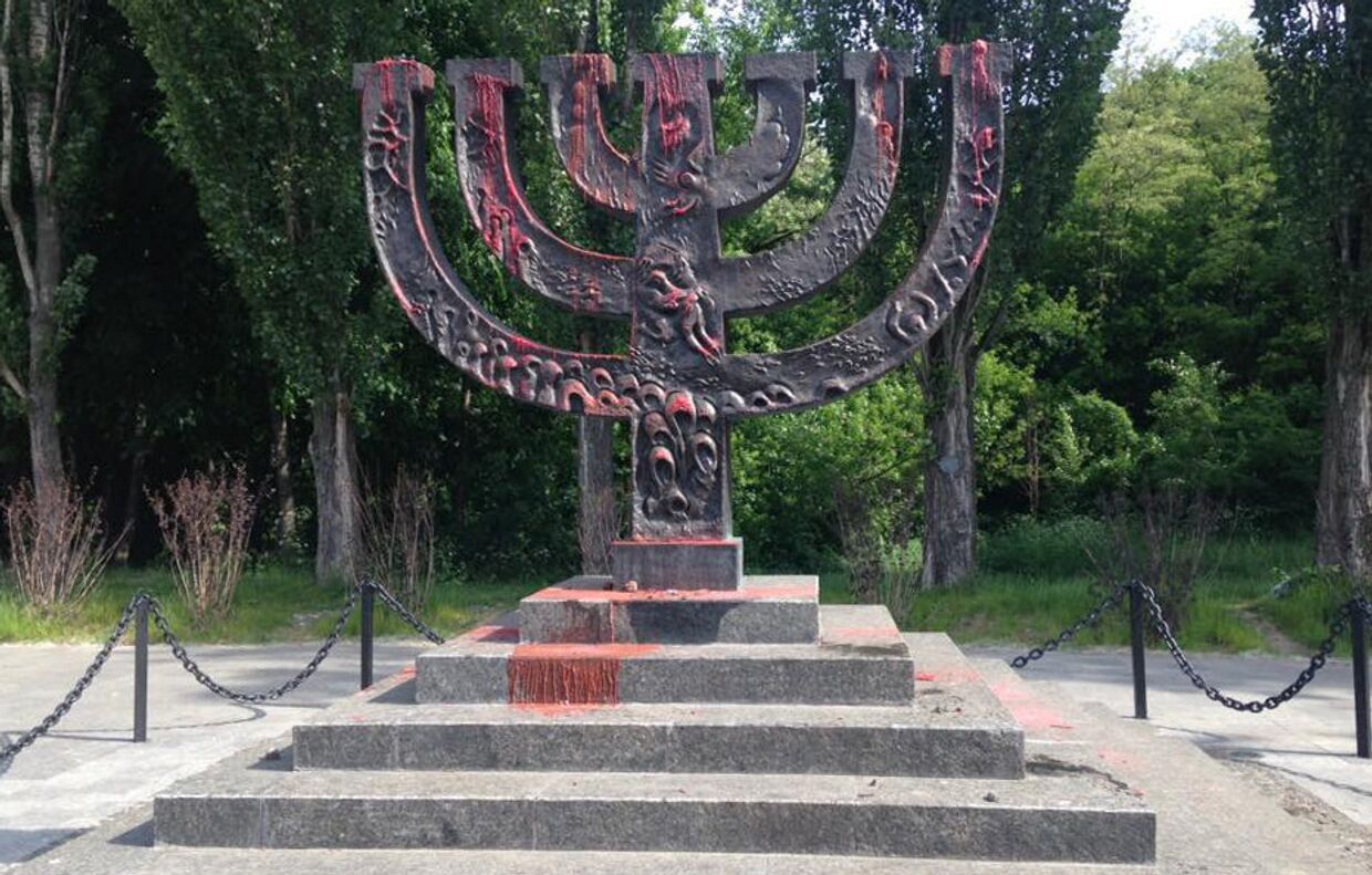 Памятник жертвам Холокоста в Бабьем Яру в Киеве