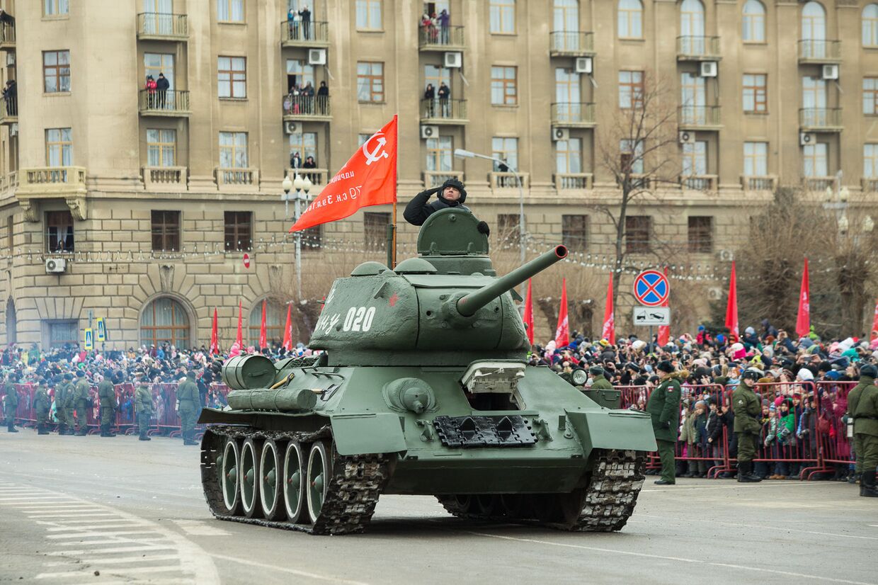 Парад войск в честь Сталинградской Победы в Волгограде