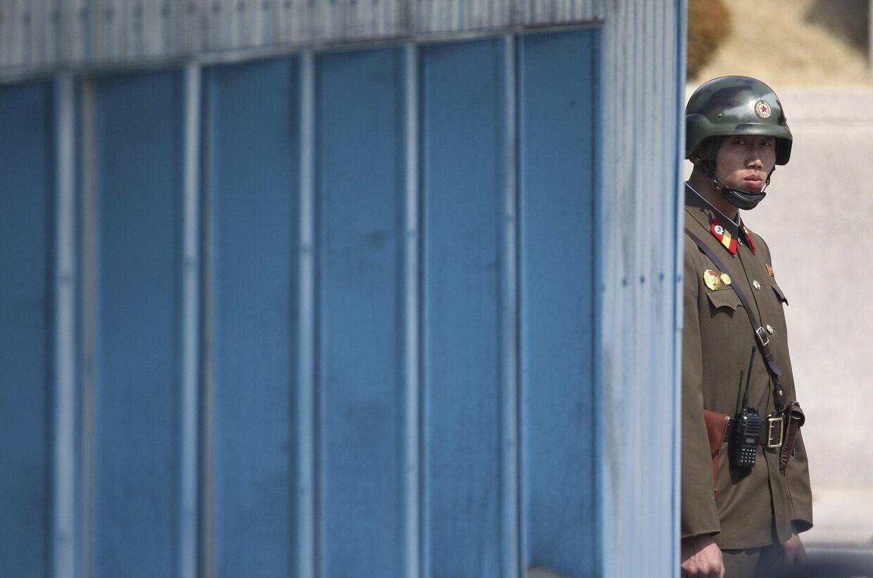 Северокорейский солдат смотрит в южную сторону