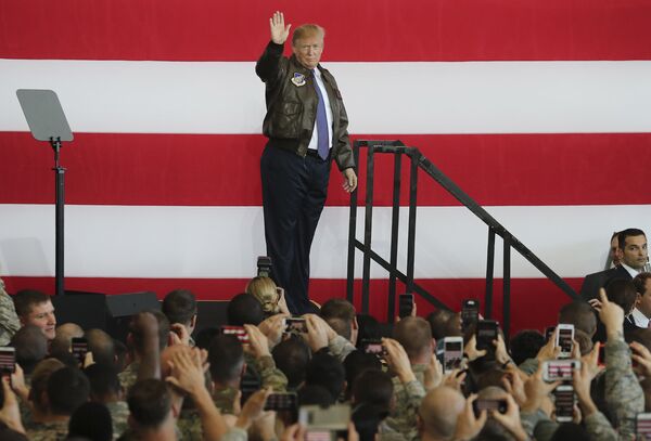Президент США Дональд Трамп на американской авиабазе Йокота в Японии Президент США Дональд Трамп на американской авиабазе Йокота в Японии
