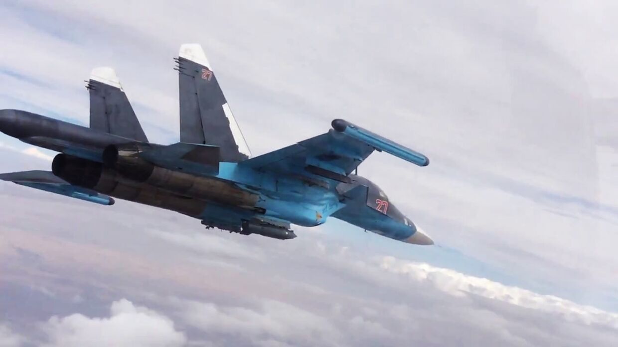 Истребитель-бомбардировщик Су-34 во время нанесения авиаударов в провинциях Ракка и Алеппо
