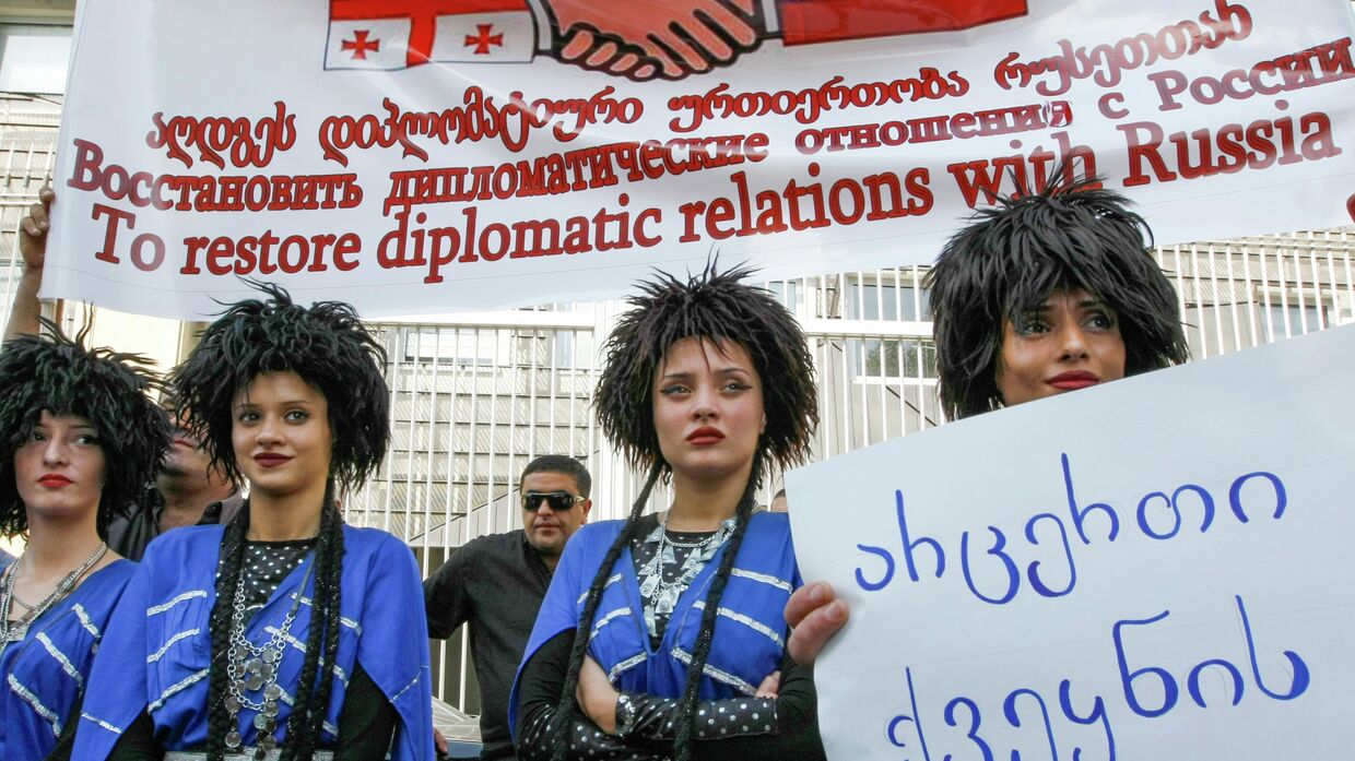 Участницы акции с требованием восстановления дипотношений с Россией в Тбилиси, Грузия