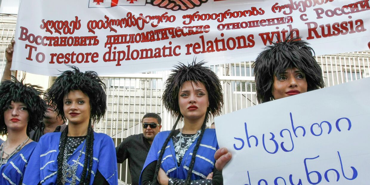 Участницы акции с требованием восстановления дипотношений с Россией в Тбилиси, Грузия