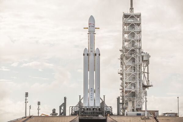 Подготовка ракеты SpaceX Falcon Heavy