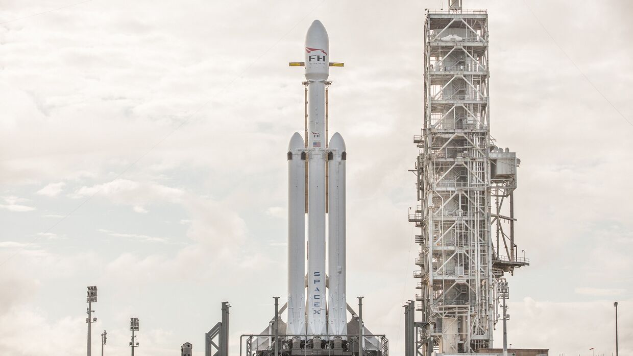 Подготовка ракеты SpaceX Falcon Heavy