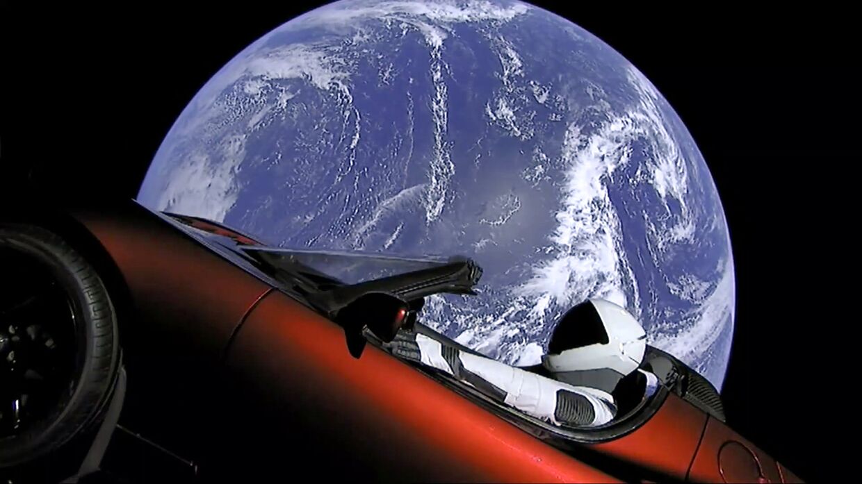 Иллюстрация полета автомобиля «Тесла Роадстер» и манекена на фоне Земли