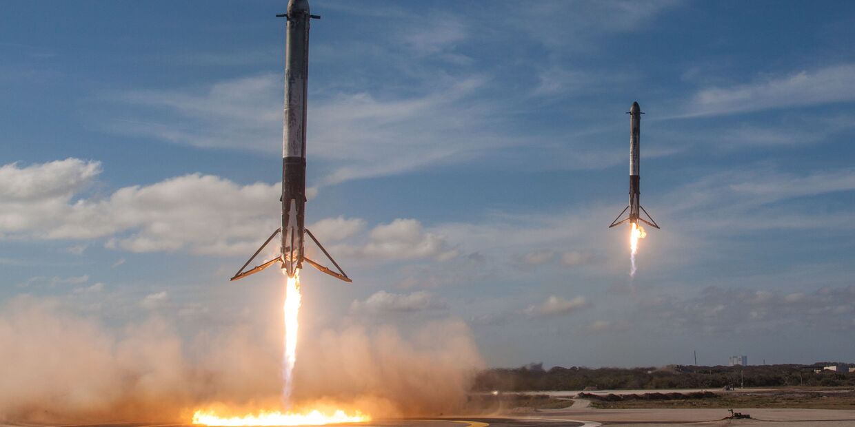 Ракеты-носители Falcon возвращаются для посадки в космическом центре Кеннеди