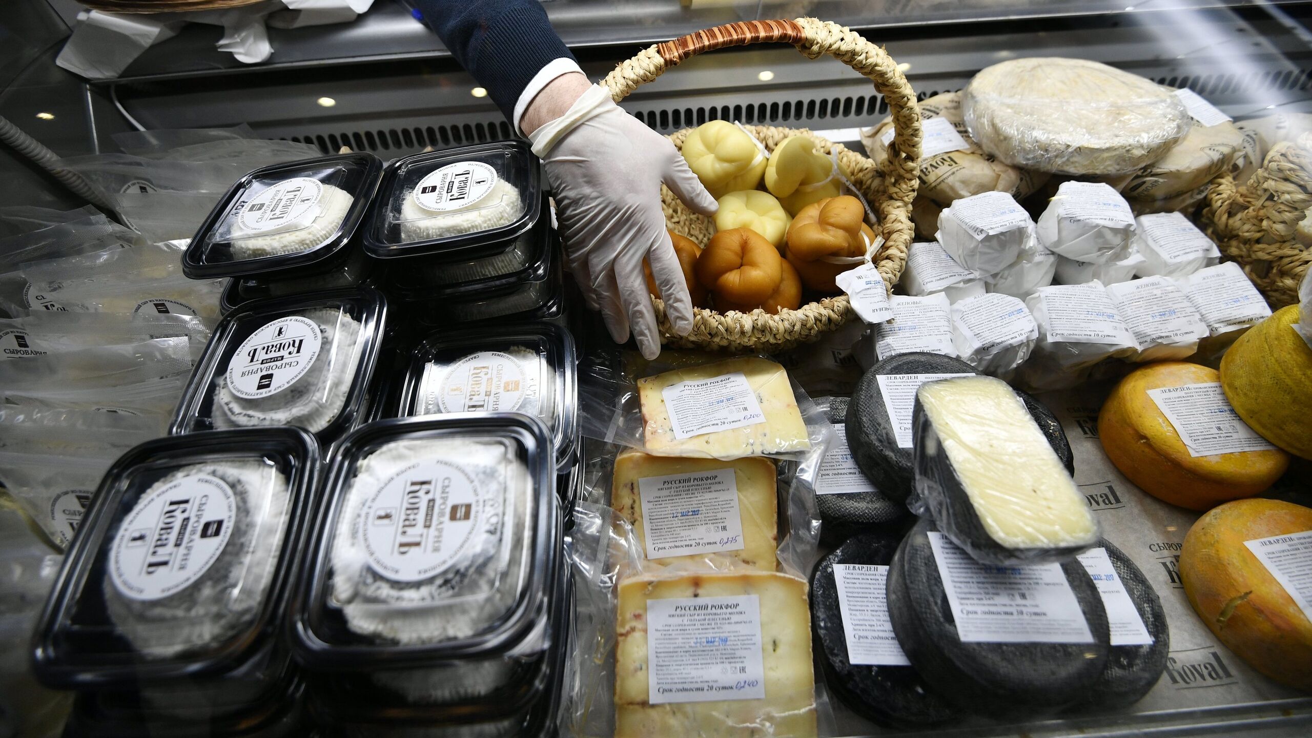 Мосов питание. Эмбарго сыр. Мос еда. Гора санкционных продуктов пир. Работа с неликвидами в гастрономии.