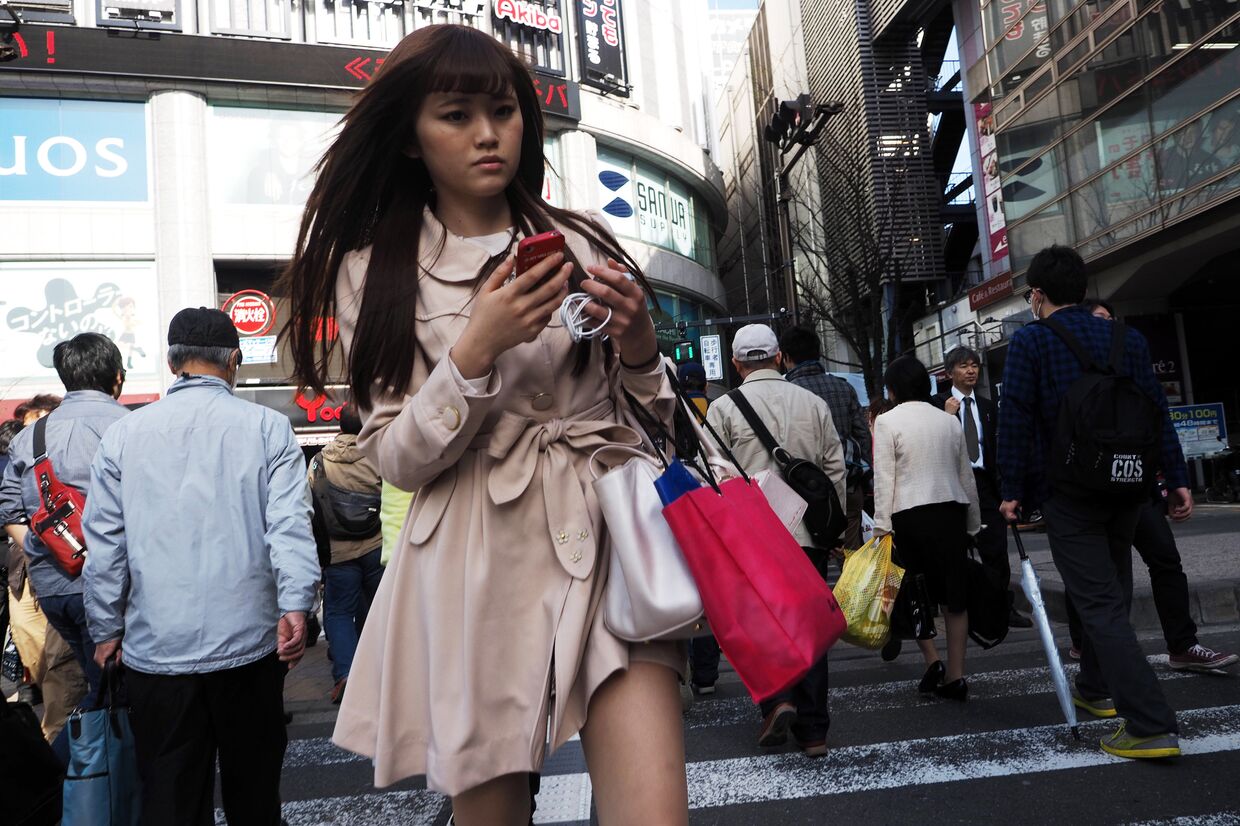Девушка на одной из улиц города Токио