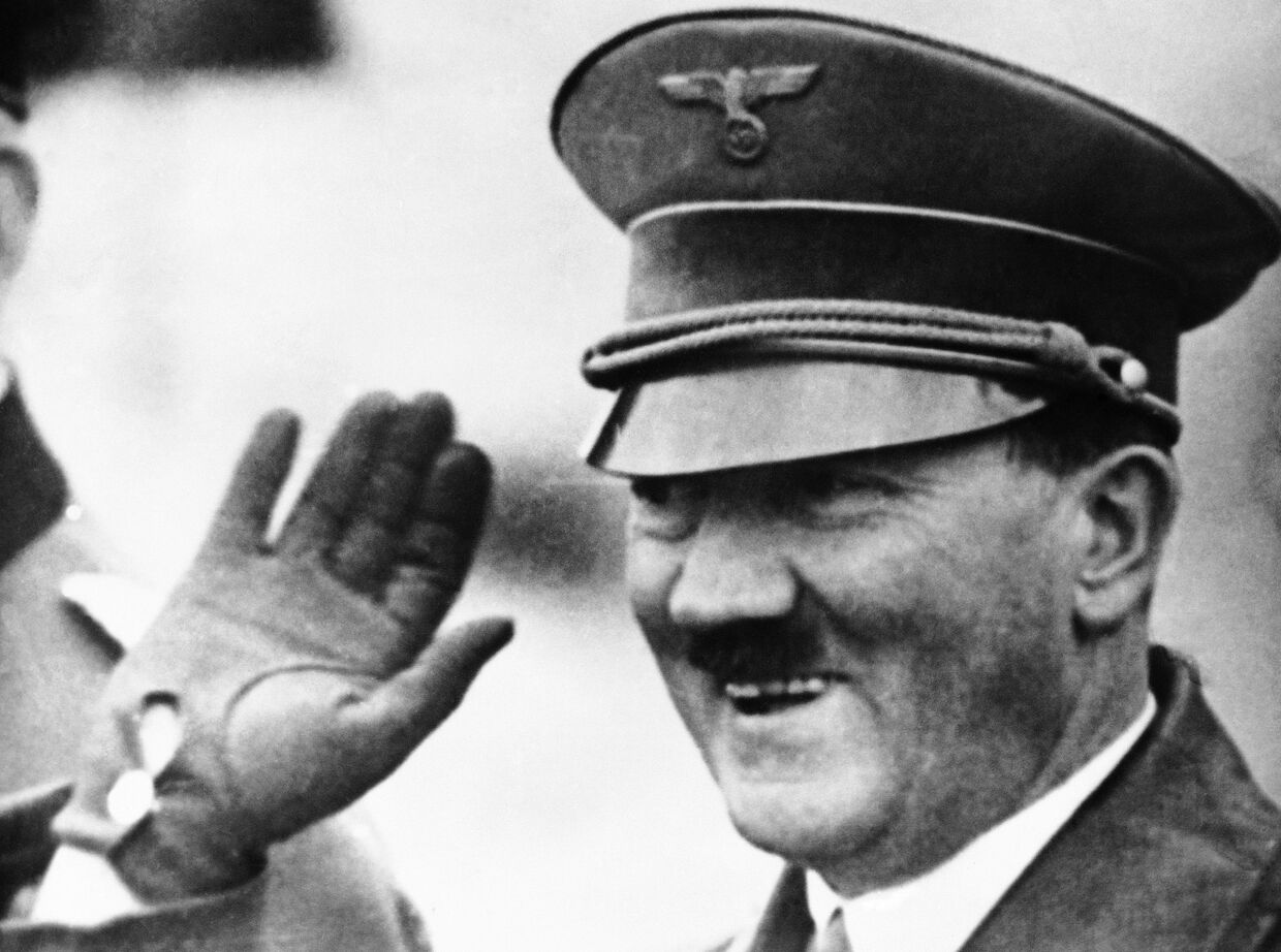 Канцлер Германии Адольф Гитлер в феврале 1937 года