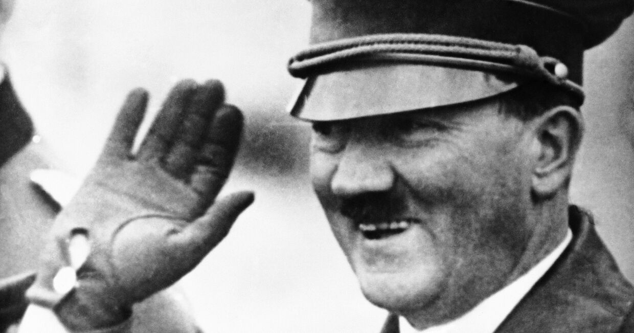 Канцлер Германии Адольф Гитлер в феврале 1937 года