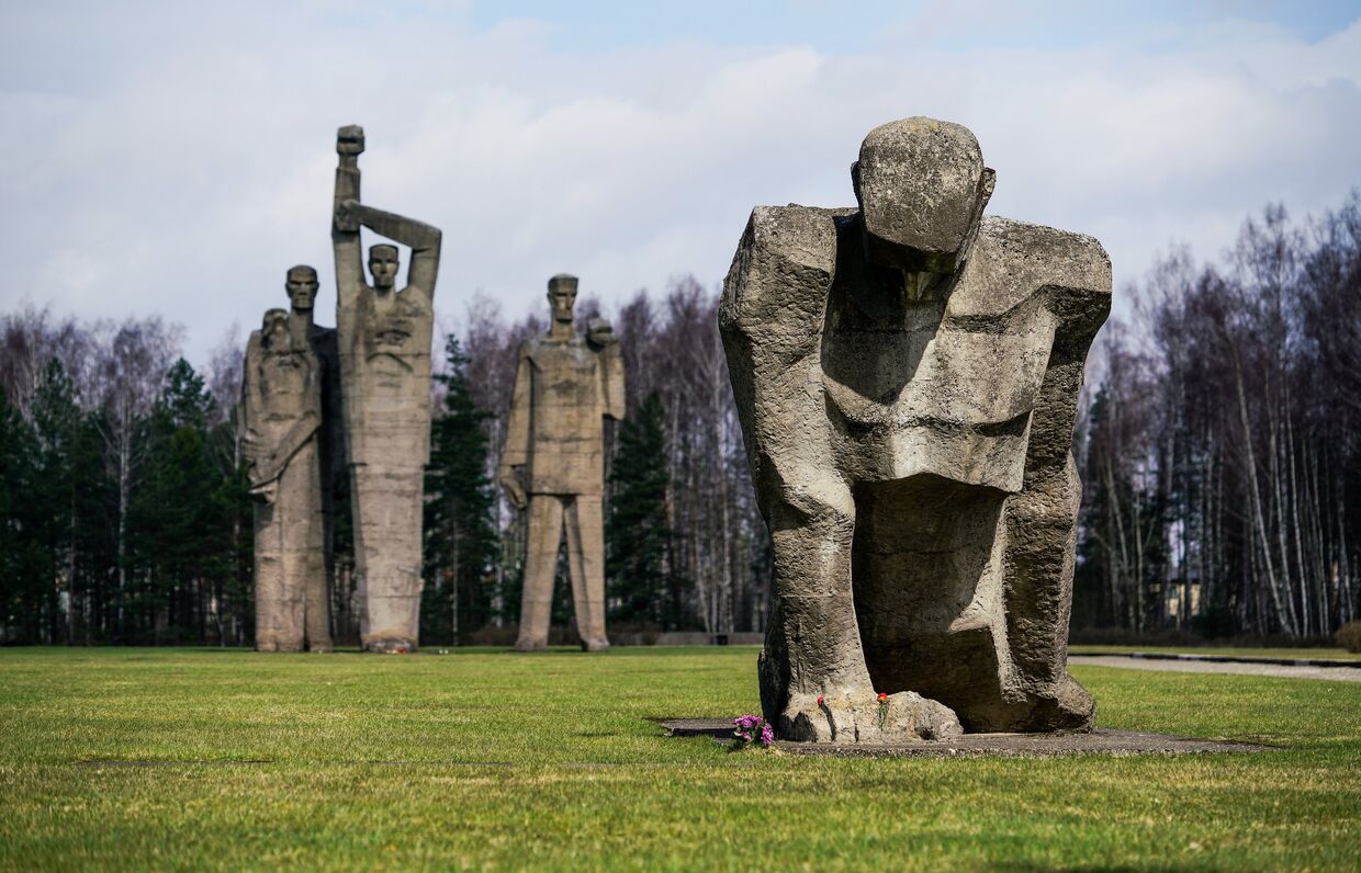 Памятная церемония в мемориальном комплексе Концентрационный лагерь Саласпилс в Латвии