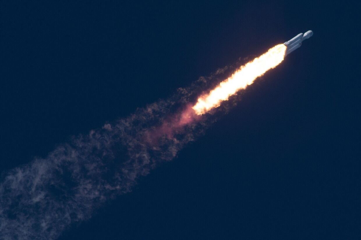 Ракета-носитель Falcon Heavy компании SpaceX успешно стартовала с мыса Канаверал. 6 февраля 2018