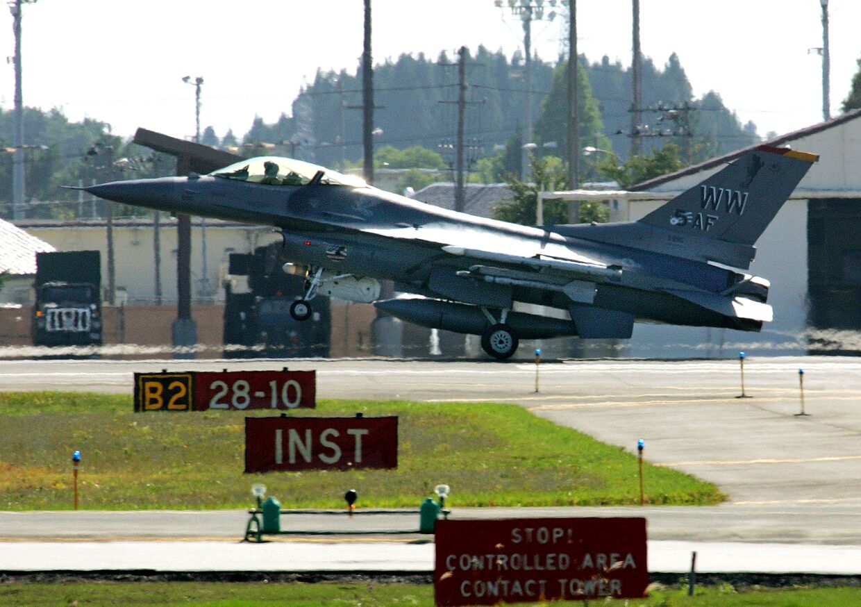 Американский истребитель F-16 ан авиабазе Мисава в Японии