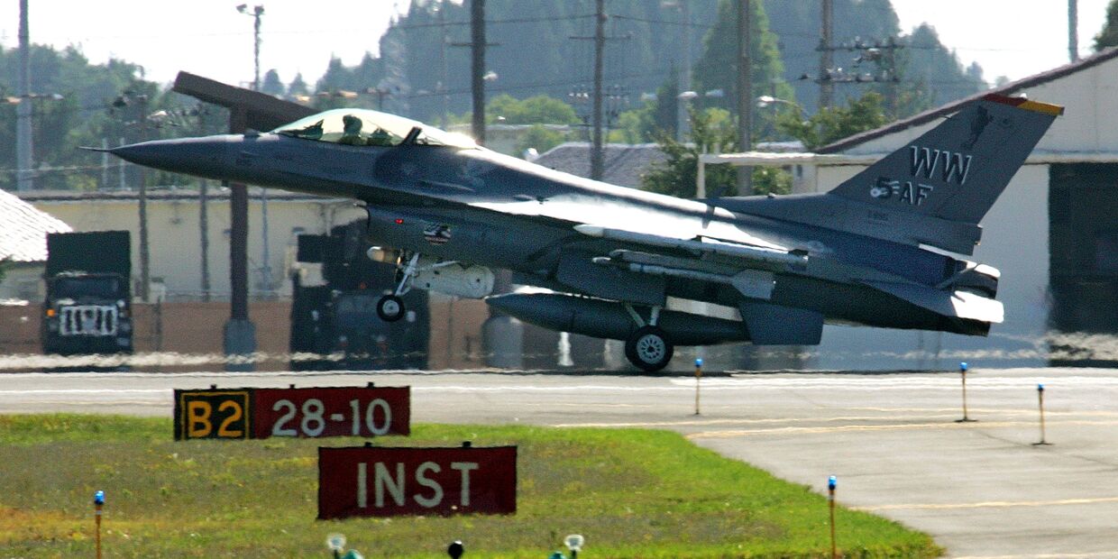 Американский истребитель F-16 ан авиабазе Мисава в Японии Американский истребитель F-16 ан авиабазе Мисава в Японии