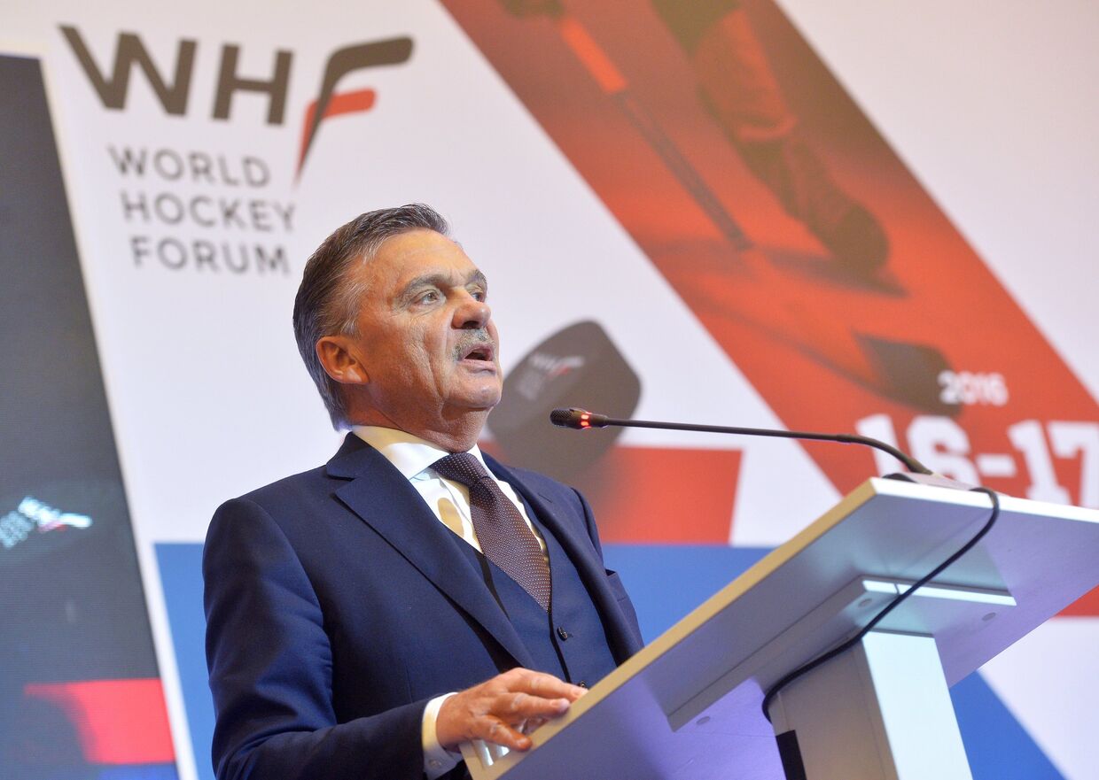 Президент Международной федерации хоккея (IIHF) Рене Фазель выступает на Международном хоккейном форуме