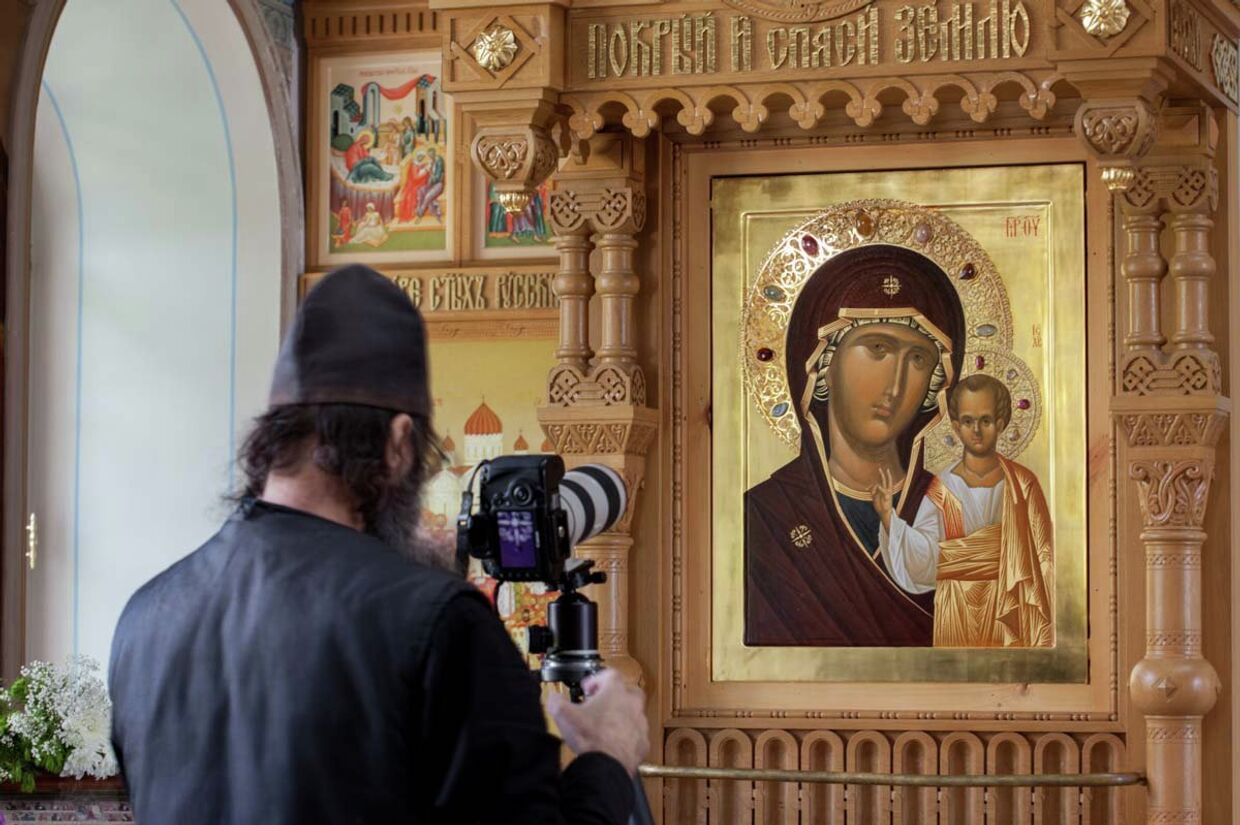 Фотофиксация мироточения Казанской иконы Божией Матери во Всехсвятском скиту Валаамского монастыря